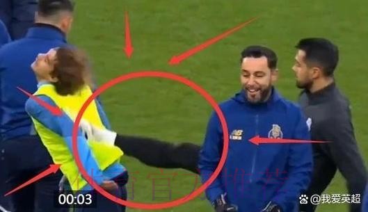 恶劣?4000万葡国门飞踹18岁新星!队友看呆,更衣室震怒:开除他 恶劣?4000万葡国门飞踹18岁新星!队友看呆,更衣室震怒:开除他